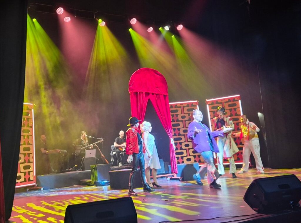 where is lora איפה לורה מחזמר musical עיצוב תלבושות ותפאורה ספיר אשכנזי design Sapir Ashkenazi SapStyle stage and costume design סאפסטייל