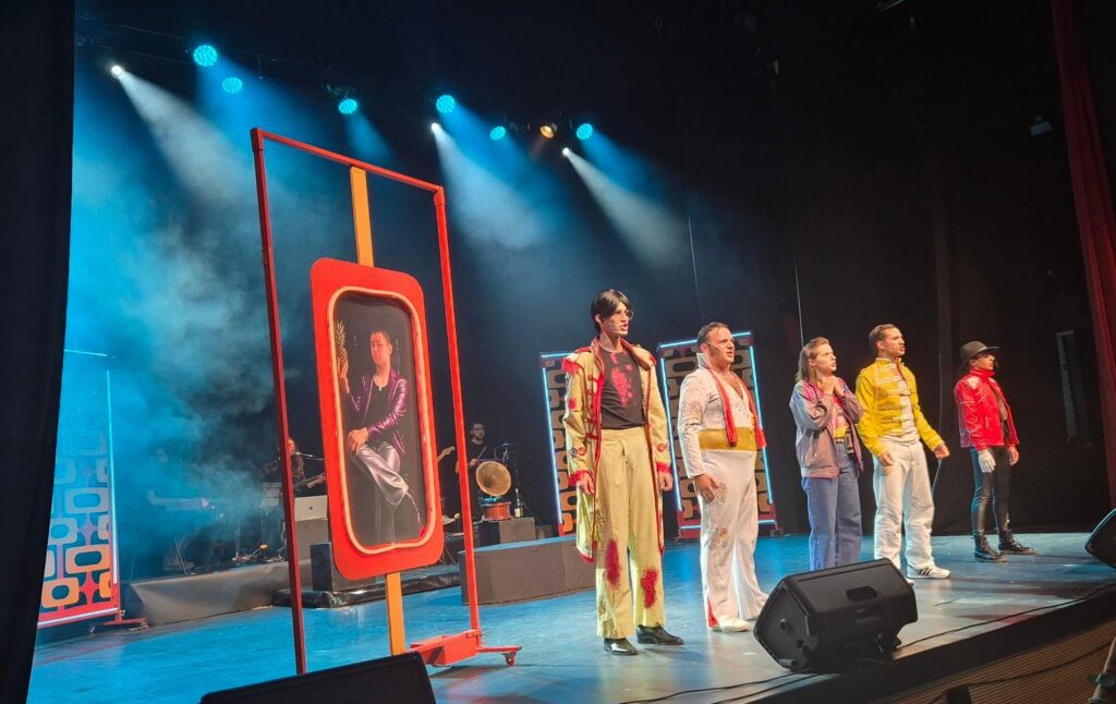 where is lora איפה לורה מחזמר musical עיצוב תלבושות ותפאורה ספיר אשכנזי design Sapir Ashkenazi SapStyle stage and costume design סאפסטייל